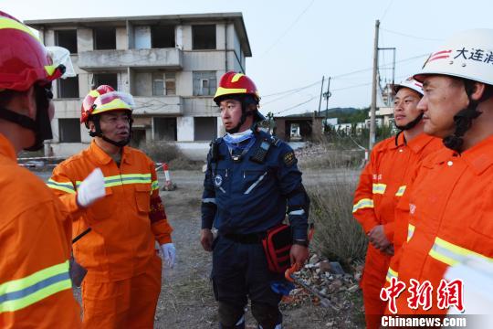 通過此次演練，進一步檢驗了部隊實戰(zhàn)能力，增強了官兵自信心?！菈鄢?攝